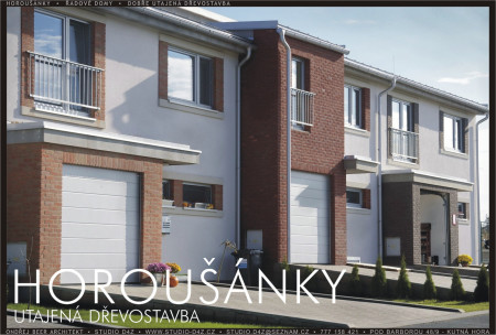 HOROUŠÁNKY - dobře utajená dřevostavba.  Vstupy do domů jsou kryté ozeleněnými stříškami.